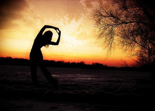 唯美夕阳女生背影