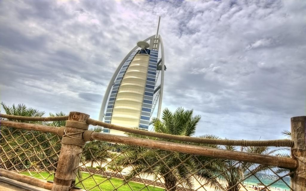 迪拜阿拉伯塔酒店桌面壁纸