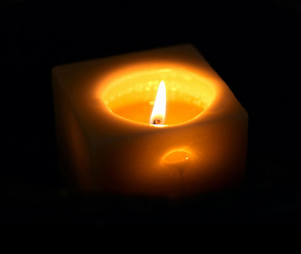 清明节祭奠蜡烛图片素材