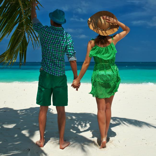 情侣牵手背影图片