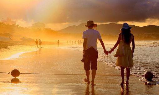 情侣牵手海边图片