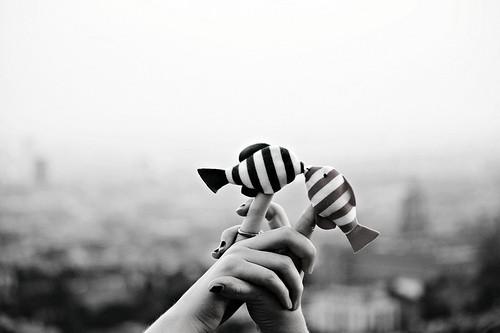 黑白牵手图片唯美