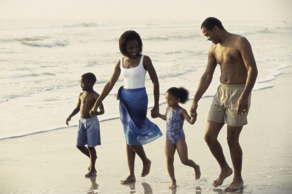 一家人手牵手图片