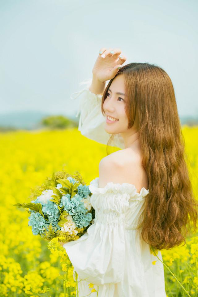 花丛里的她手机壁纸