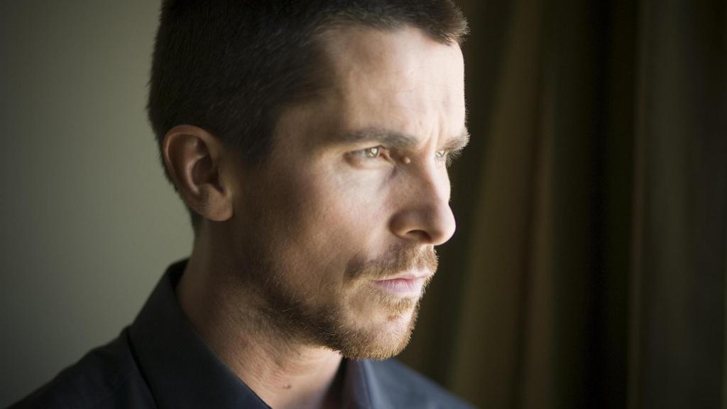 克里斯蒂安贝尔高大帅气壁纸