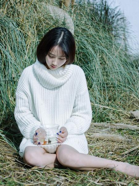 清纯美女户外伤感写真图片