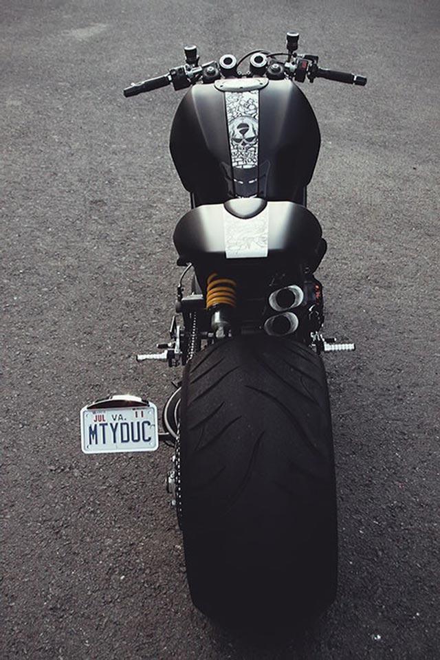 驰骋公路上的机车手机壁纸