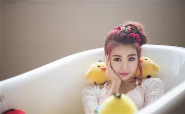 甜美情人浴缸性感写真图片