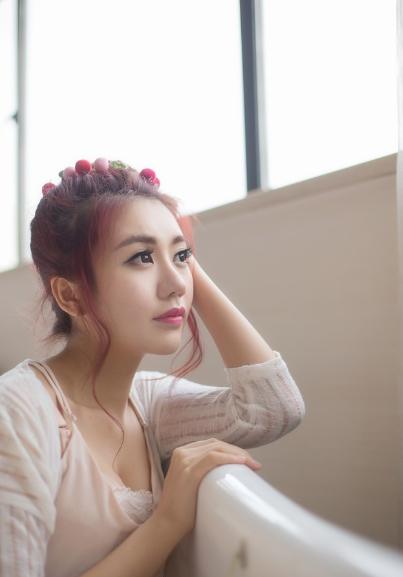 甜美情人浴缸性感写真图片