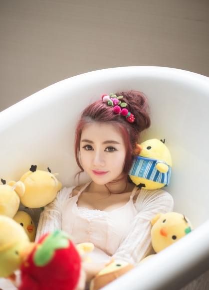 甜美情人浴缸性感写真图片