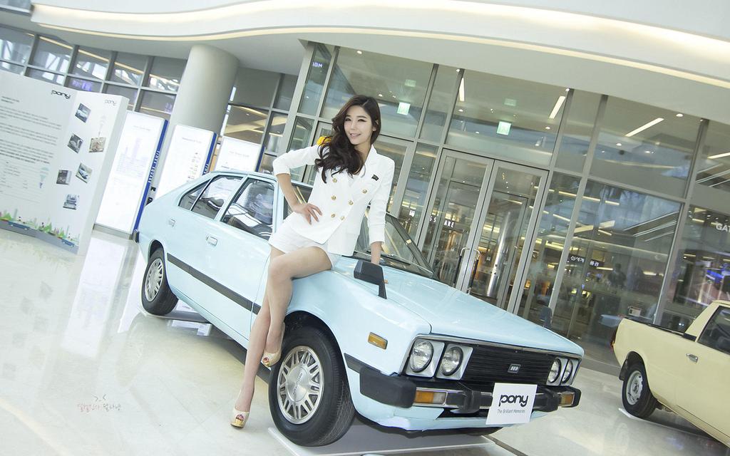 韩国美女车模与古董车桌面壁纸