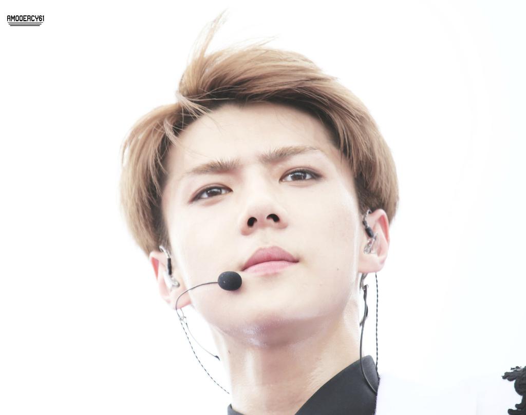 韩国帅哥明星吴世勋桌面图片