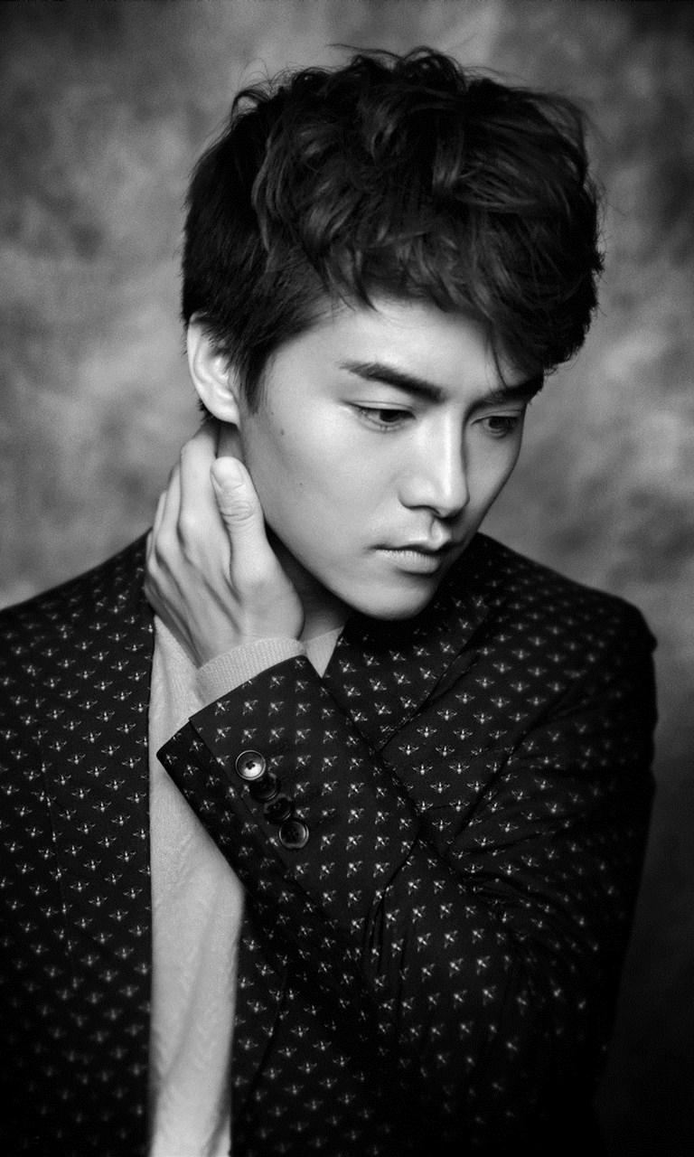 马天宇暖男黑白写真手机壁纸