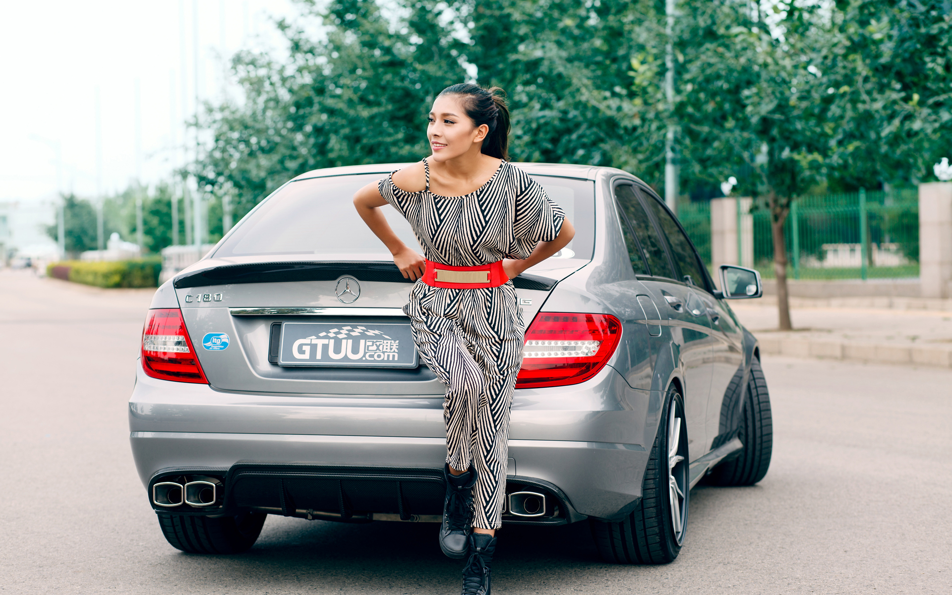 都市女郎奔驰c180写真壁纸