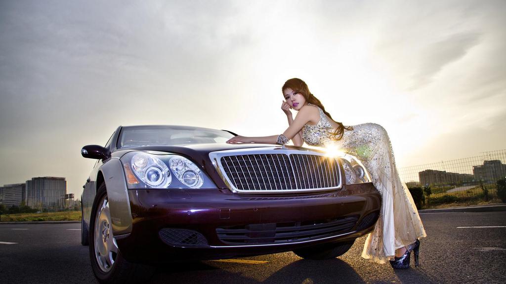 迈巴赫车模美女桌面壁纸