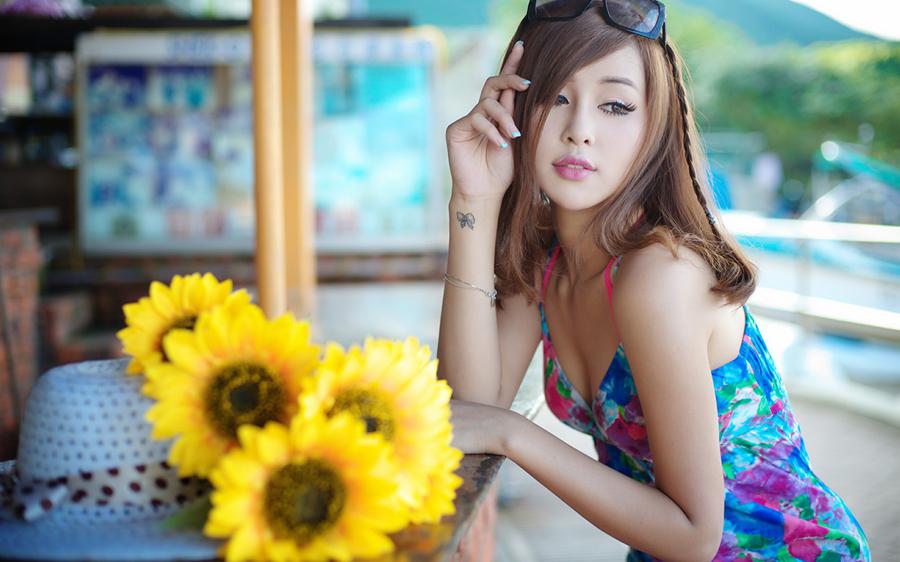 甜美女生的旅游生活照图片