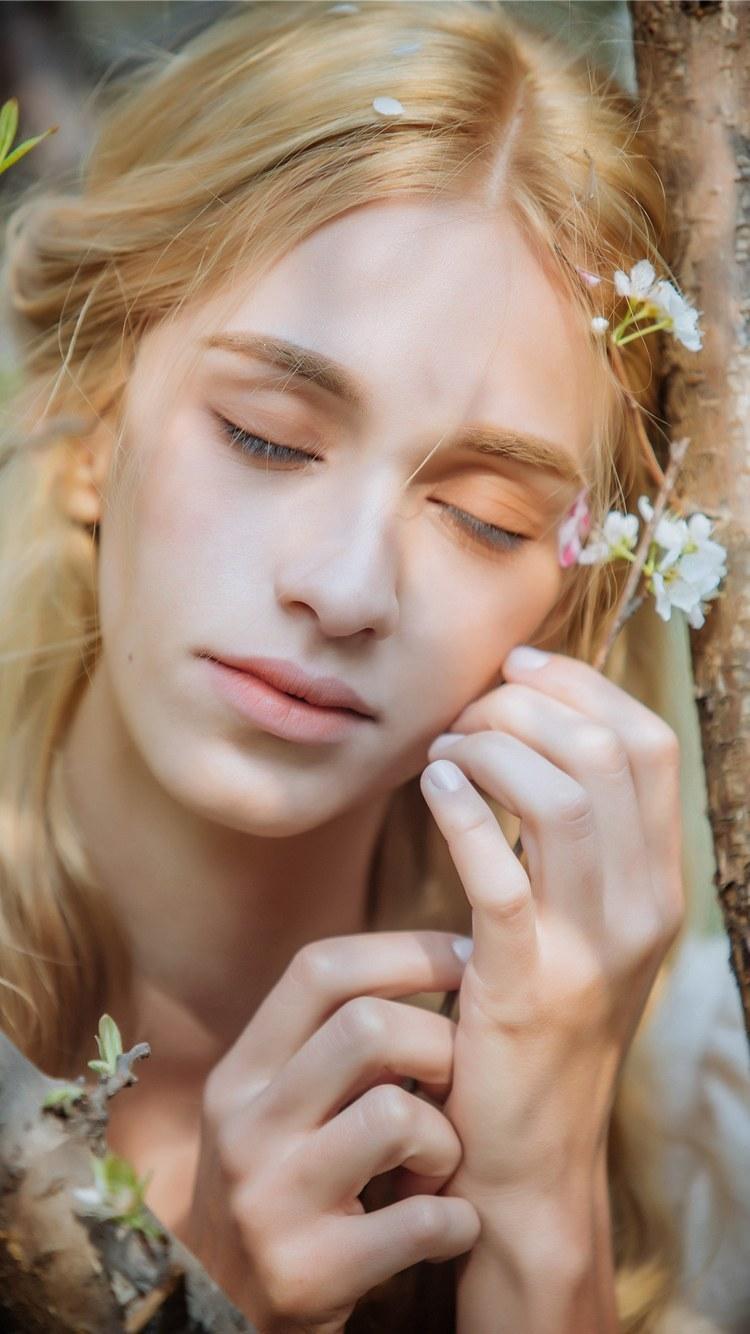 金发美女花林写真iPhone 6壁纸