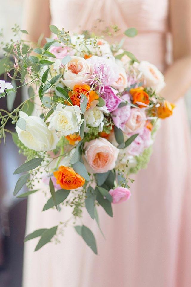 手中捧花手机壁纸