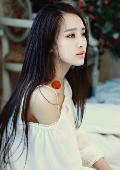 清纯白衣美女微笑写真图片