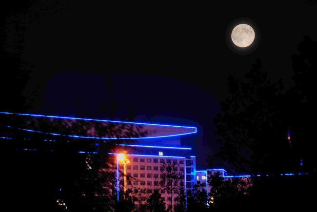 天空中十五的月亮图片