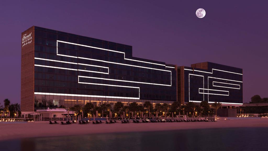 挂在天边的月亮壁纸