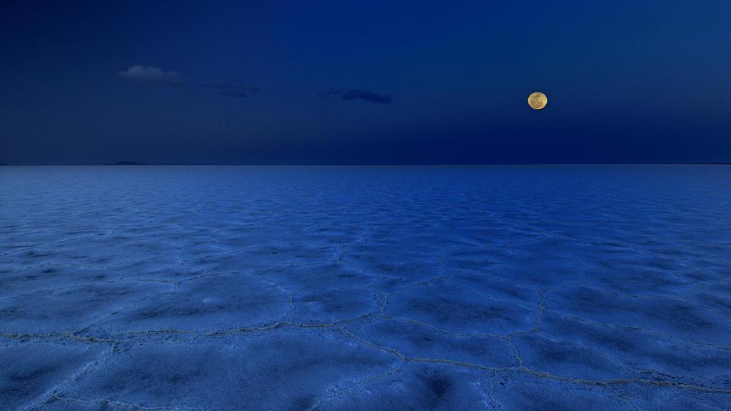 月亮之上桌面壁纸