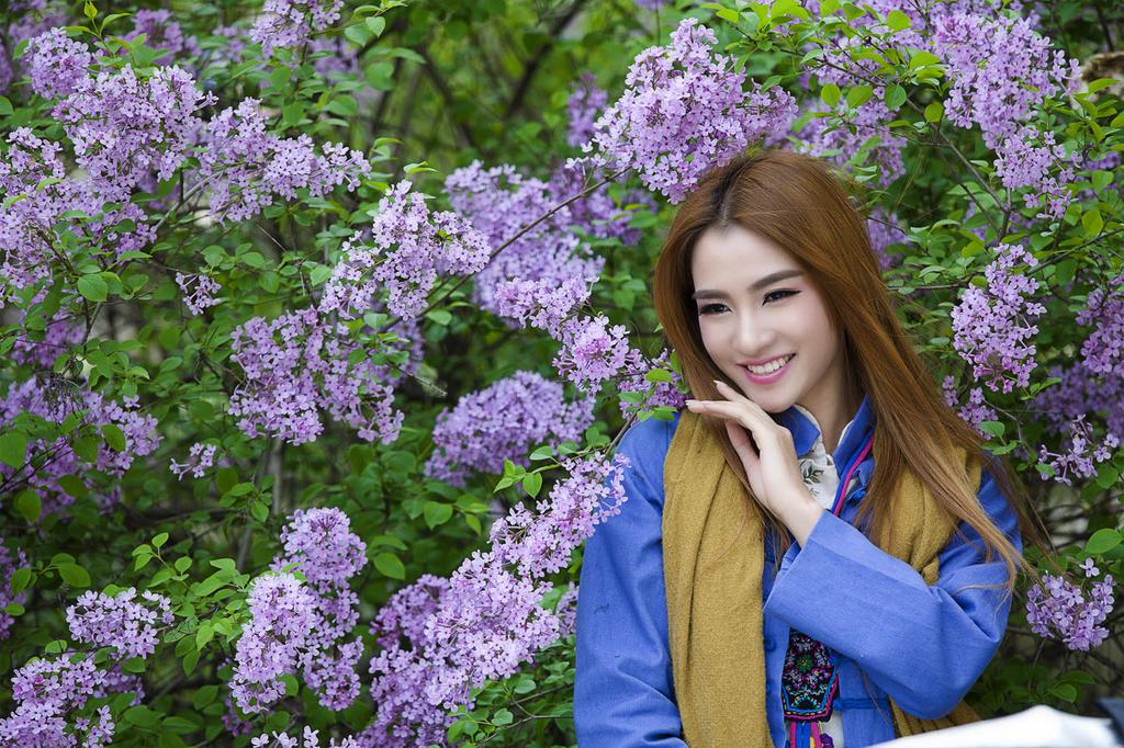 紫薇花中清纯美女图片
