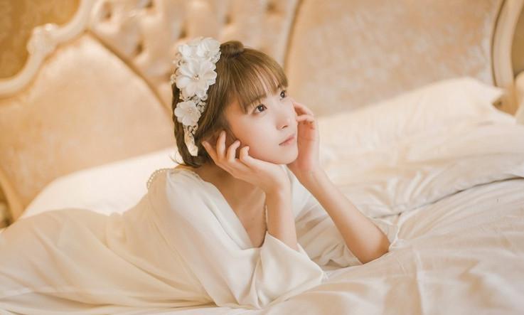 金发美女私房睡衣写真图片