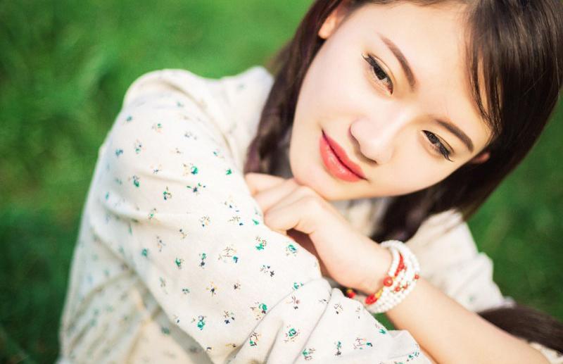清纯双马尾美女户外写真图片