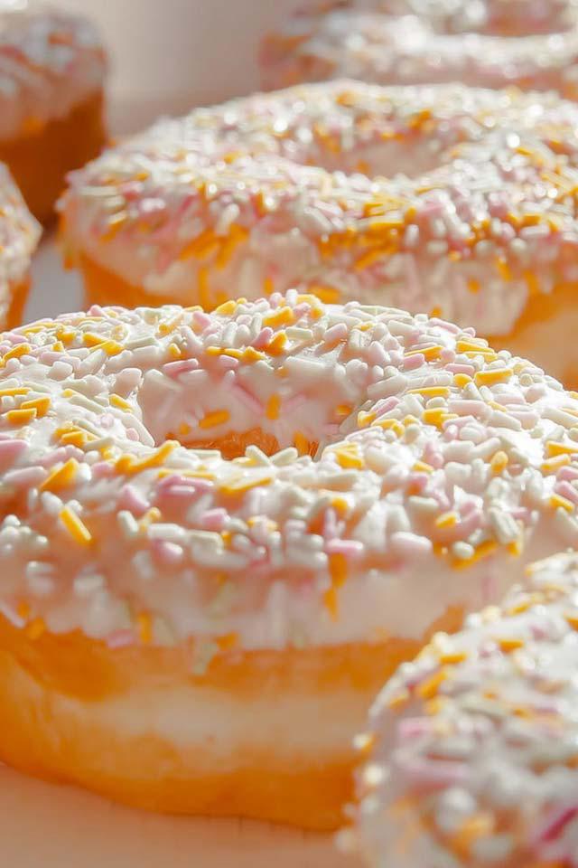 五彩的面包圈美食诱惑手机壁纸