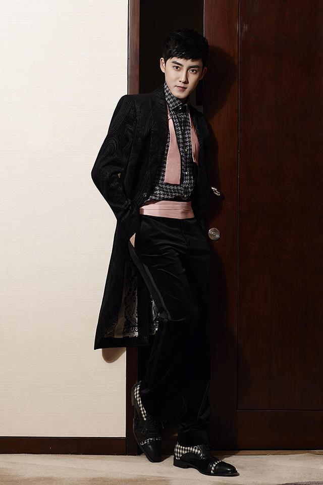 张睿阳光暖男写真手机壁纸