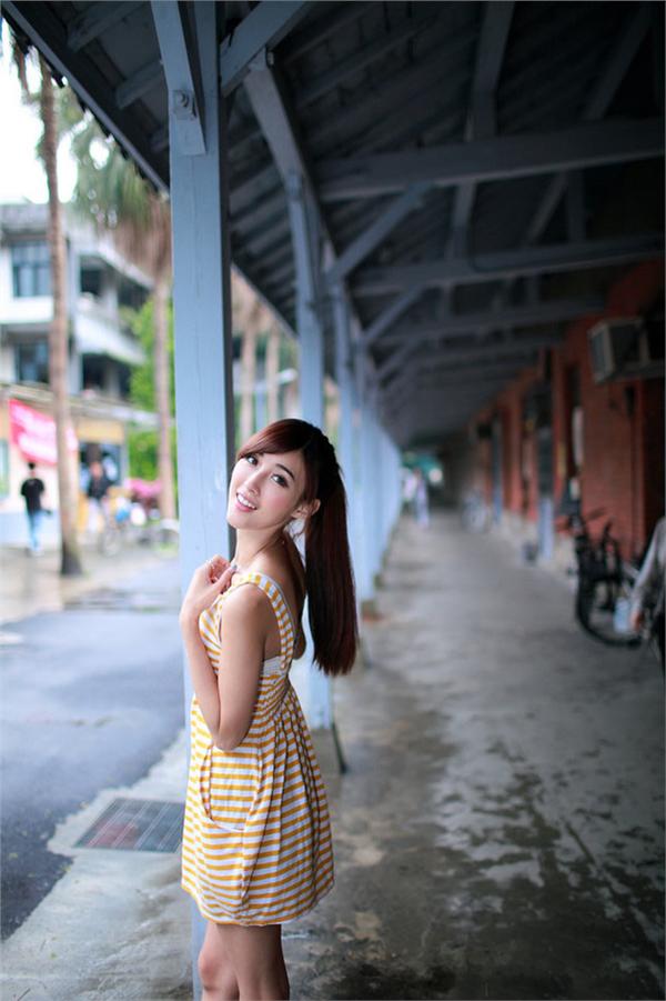 清纯美女街角随拍图片