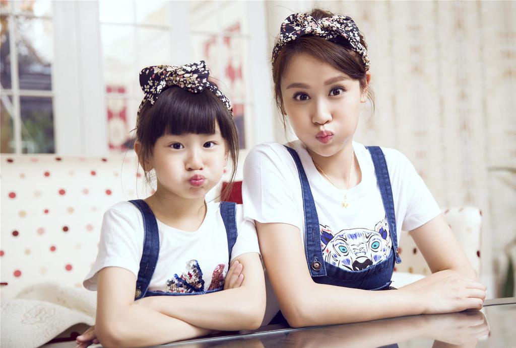 叶一茜森蝶亲子装写真图片