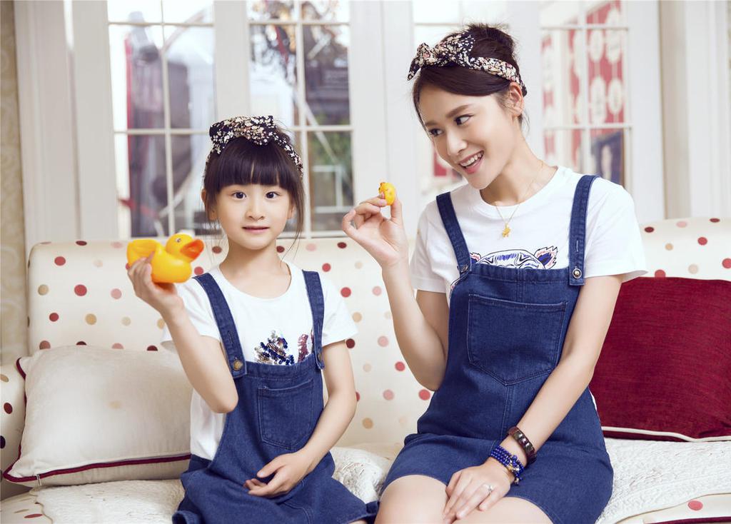 叶一茜森蝶亲子装写真图片