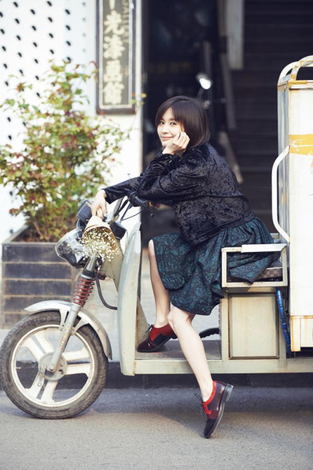 王子文“快递小妞”写真手机壁纸