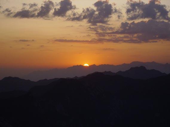 华山日出景色迷人图片