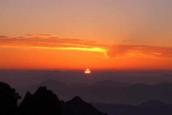 光明顶日出摄影图片