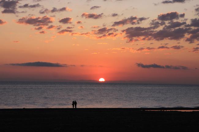 日出青海湖图片