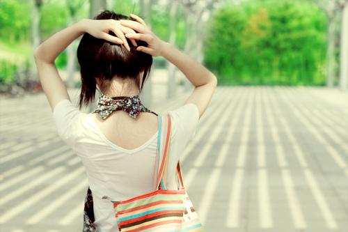 背影女生伤感图片