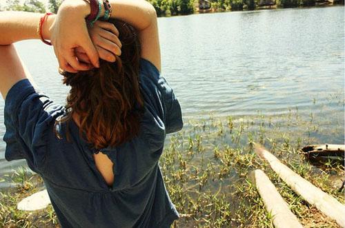 背影女生伤感图片