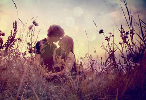 甜蜜亲吻情侣图片