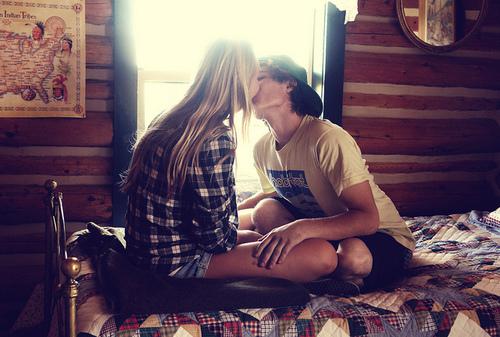 甜蜜亲吻情侣图片