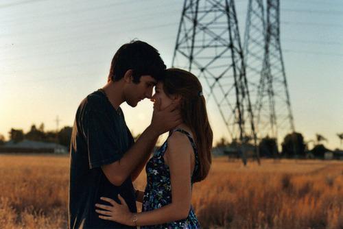 甜蜜亲吻情侣图片