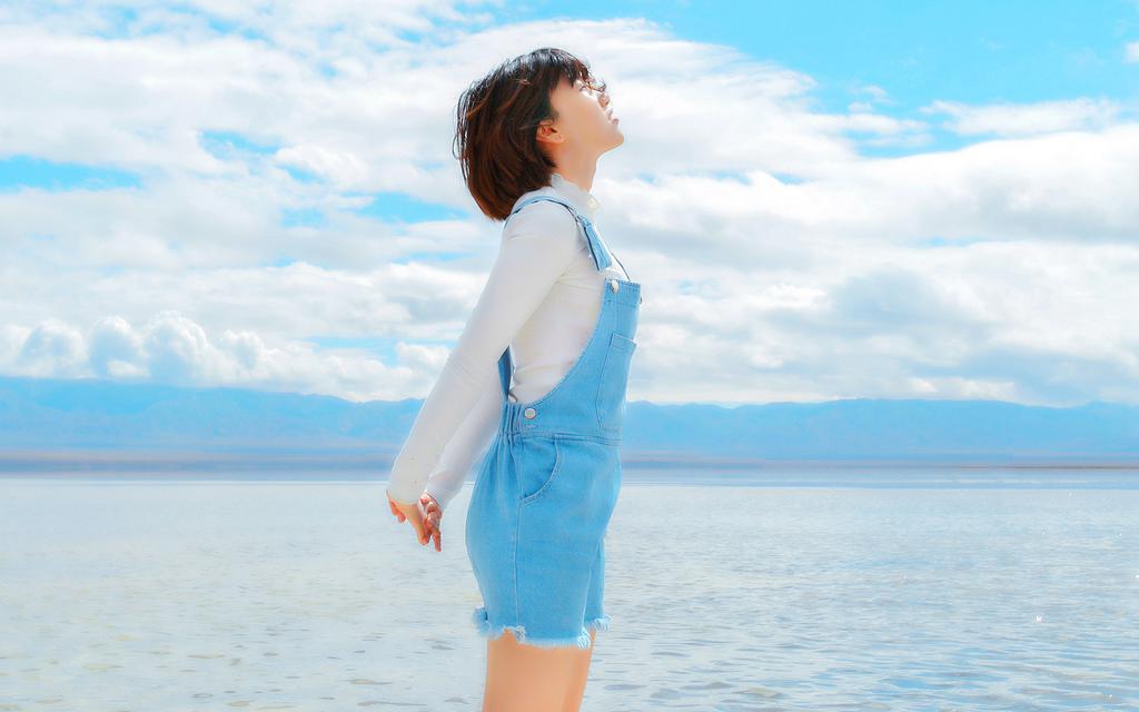 短发美女天空之境唯美摄影壁纸