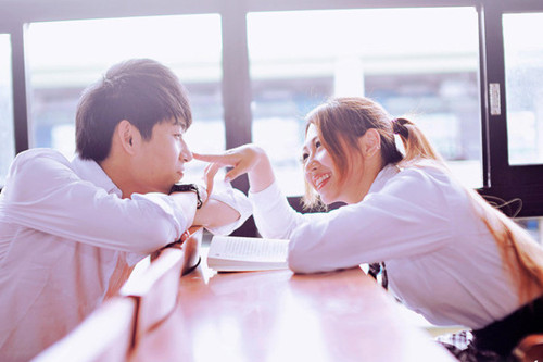 甜蜜校园情侣图片