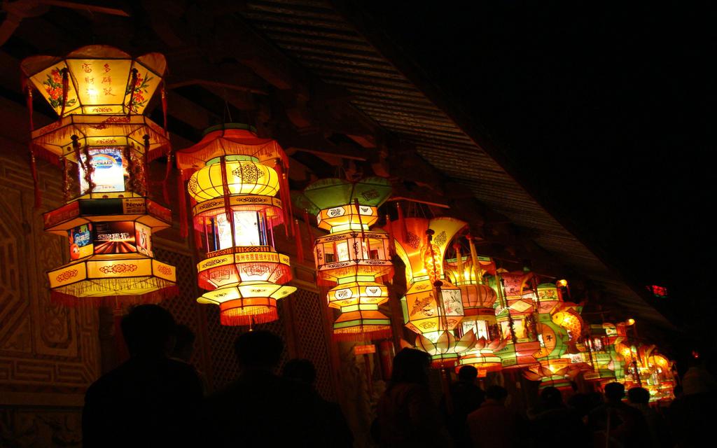 江南一带则有制灯船的节俗.近代中秋燃灯之俗更盛.