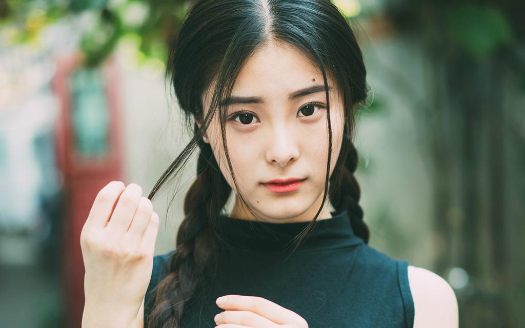 甜美辫子少女