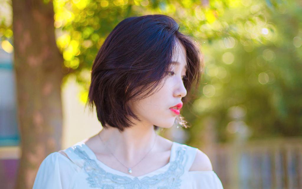 甜美短发女生