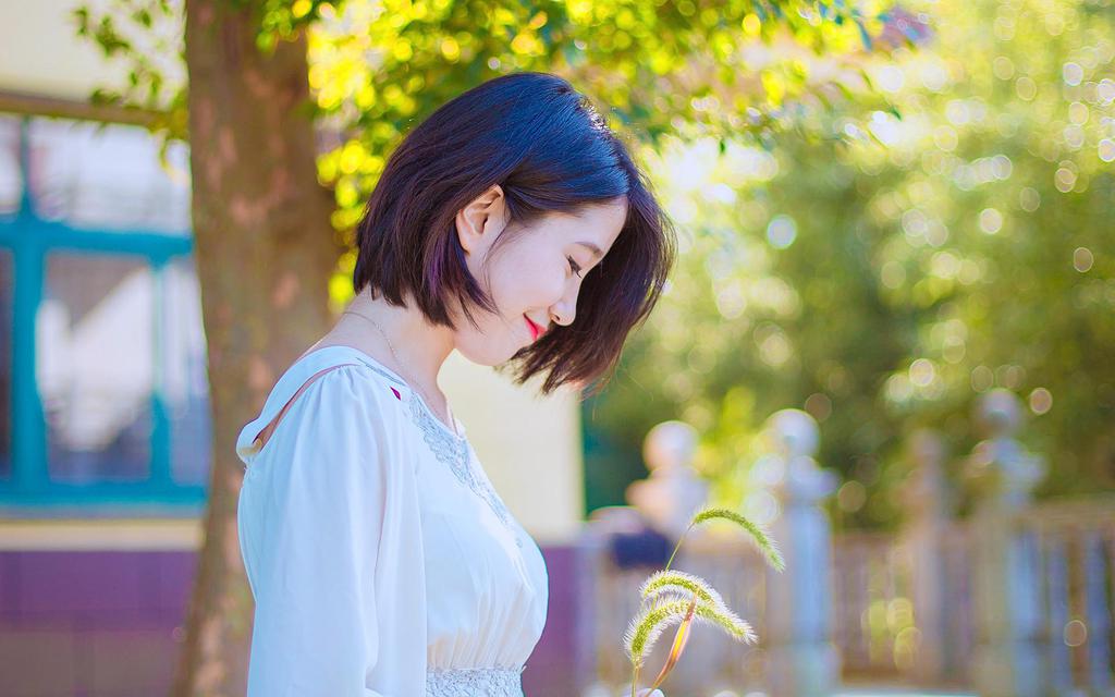 甜美短发女生