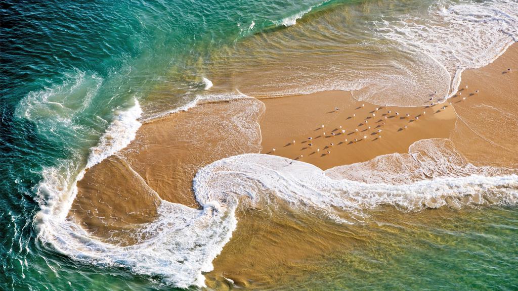 波涛汹涌的大海